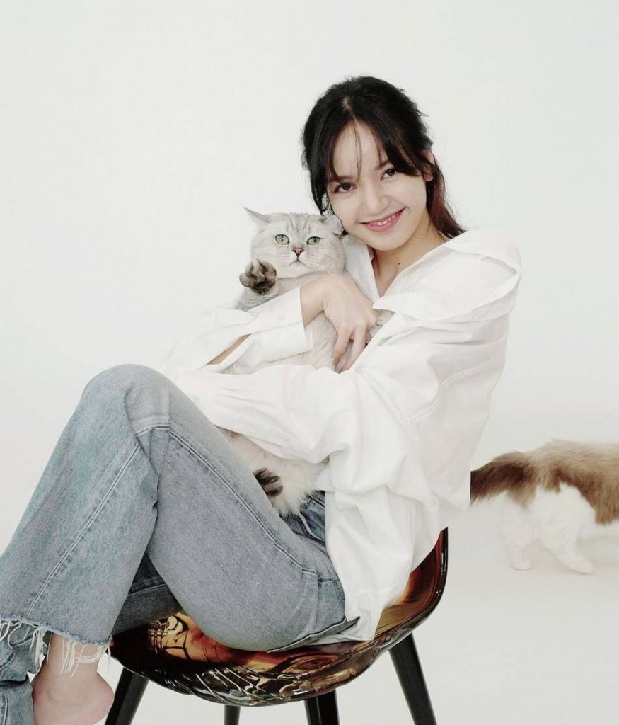 Lisa带宠物猫拍证件照 怀抱猫咪俏皮可爱