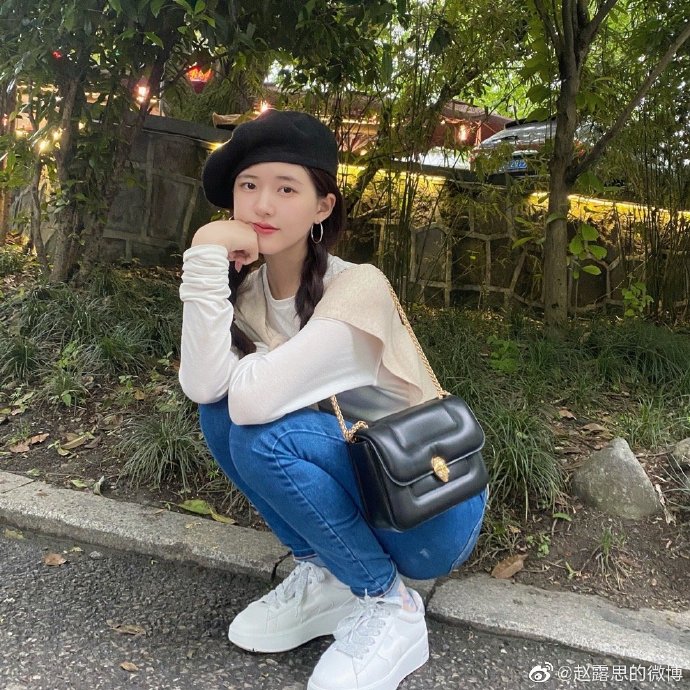 赵露思晒春日自拍 戴贝雷帽变身元气少女