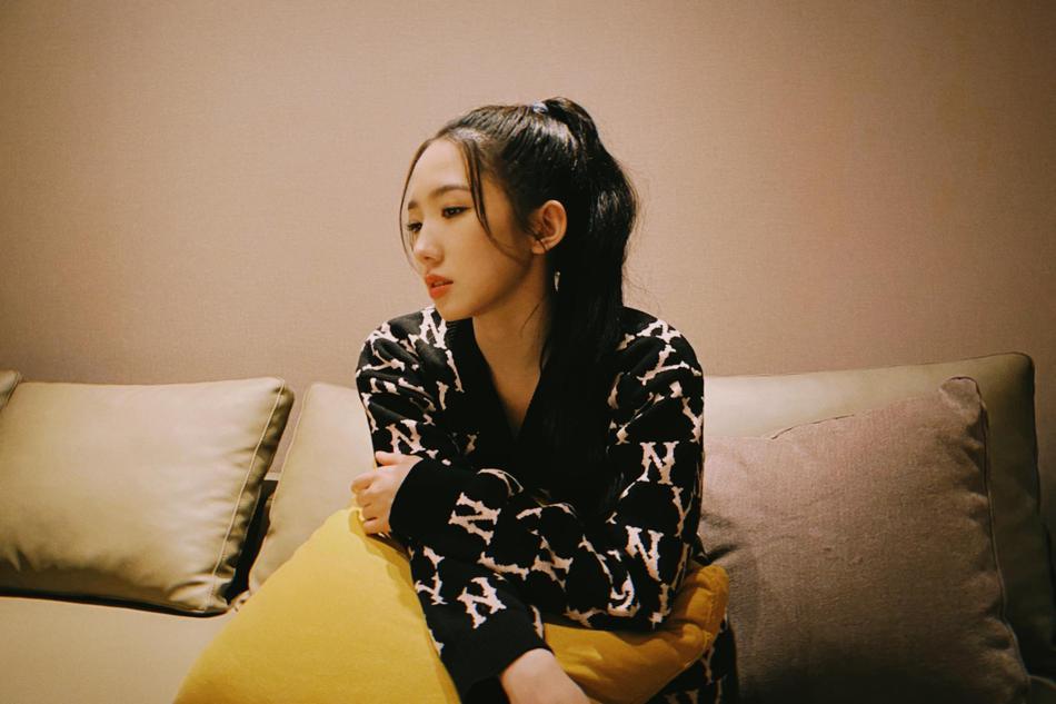 孟美岐上线营业 晒九宫格美照与向日葵同框