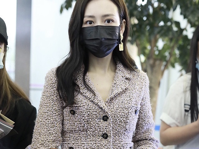 王鸥穿短裙大秀细白美腿 女人味十足