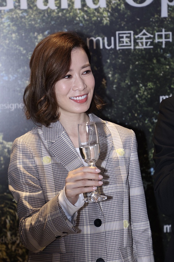 佘诗曼穿格纹套装搭长靴 状态超绝肤如凝脂