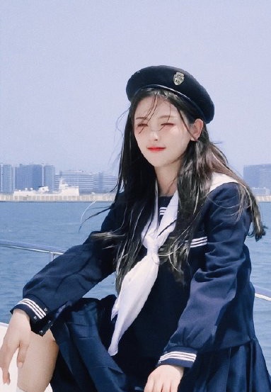 杨超越穿水手服清纯甜美 回眸让人一秒沦陷