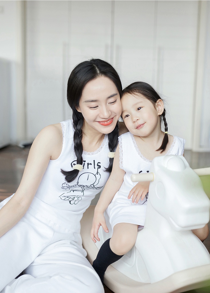 王智和女儿拍亲子装大片 梳马尾辫嘟嘴卖萌