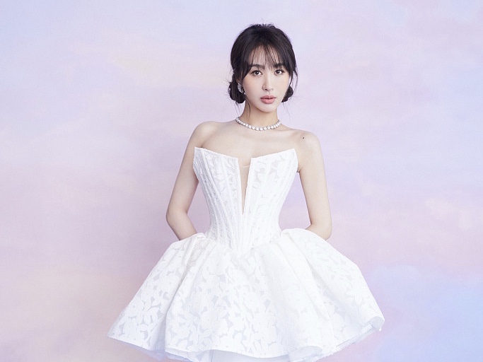 优雅白天鹅！李菲儿穿抹胸蓬蓬裙四肢纤细