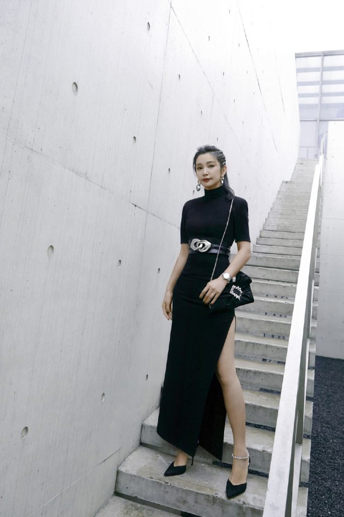 李冰冰梳高马尾玩个性编发 穿黑裙又美又飒