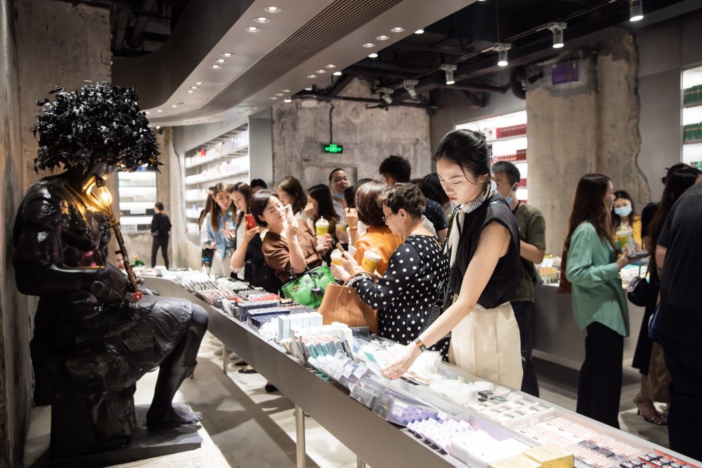 全球高端美妆零售品牌HAYDON黑洞拓店狂奔,携手深圳文和友推出联合概念店