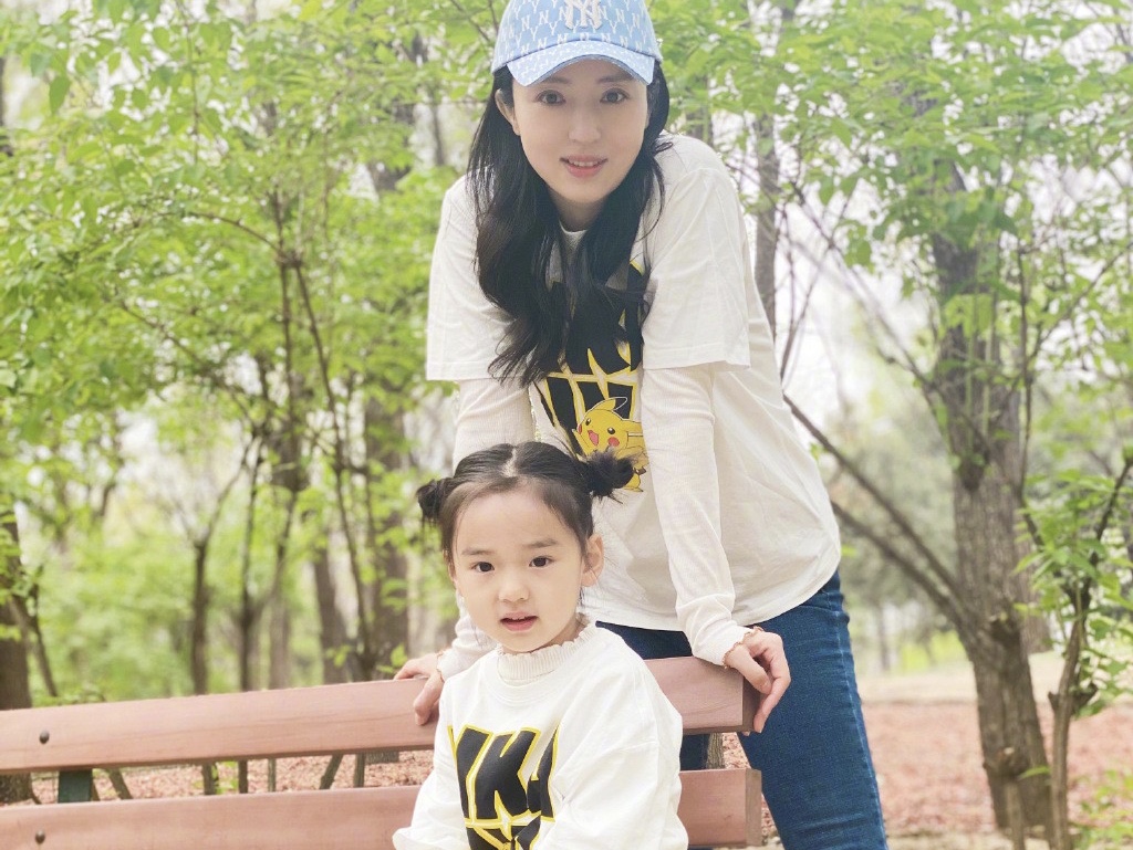 董璇与女儿穿亲子装 小酒窝身高超妈妈腰部