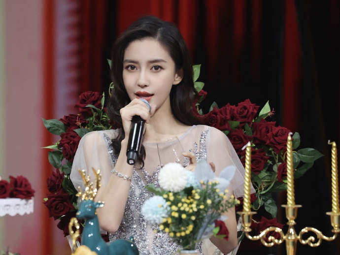 baby穿纱裙气质迷人 波浪卷发配红唇显妩媚
