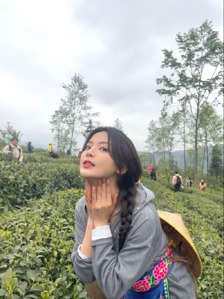 杨超越晒采茶女造型美照 梳麻花辫笑容甜