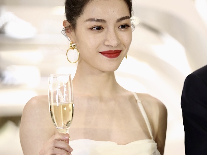 钟楚曦现身活动腿上带伤 红唇白裙秀美背