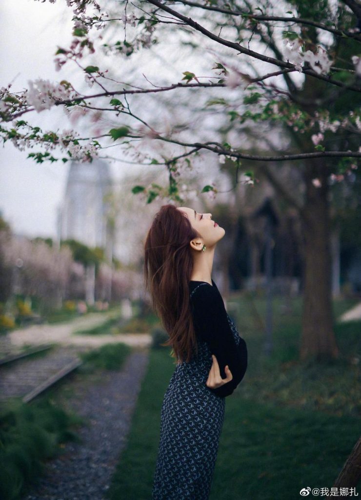 人比花娇！娜扎晒春日游客照 迎风甜笑
