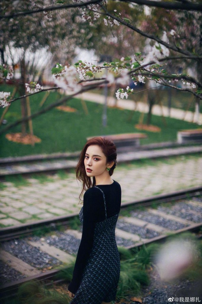 人比花娇！娜扎晒春日游客照 迎风甜笑