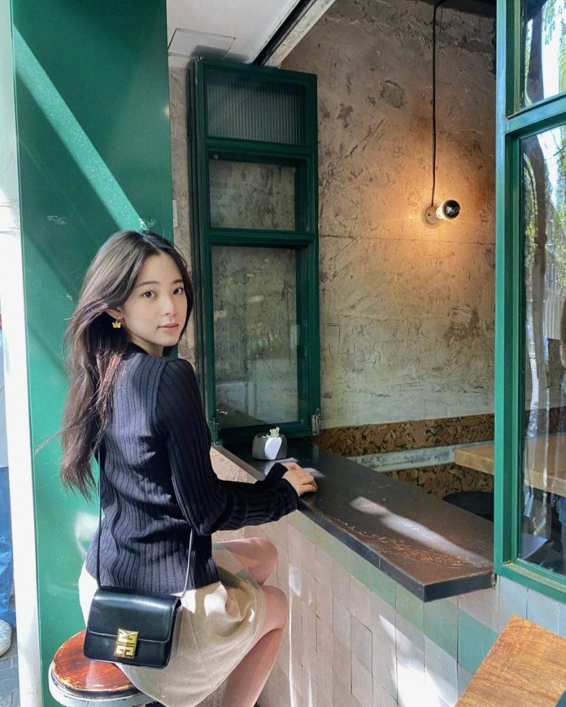 欧阳娜娜黑白搭配晒自拍 化身春日明媚少女