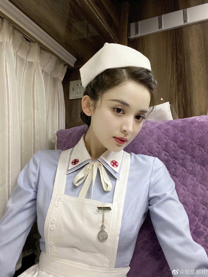 古力娜扎晒剧照 护士装扮显温柔气质