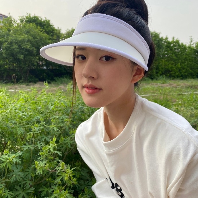 元气少女！赵露思晒美照 打扮清爽秀美腿