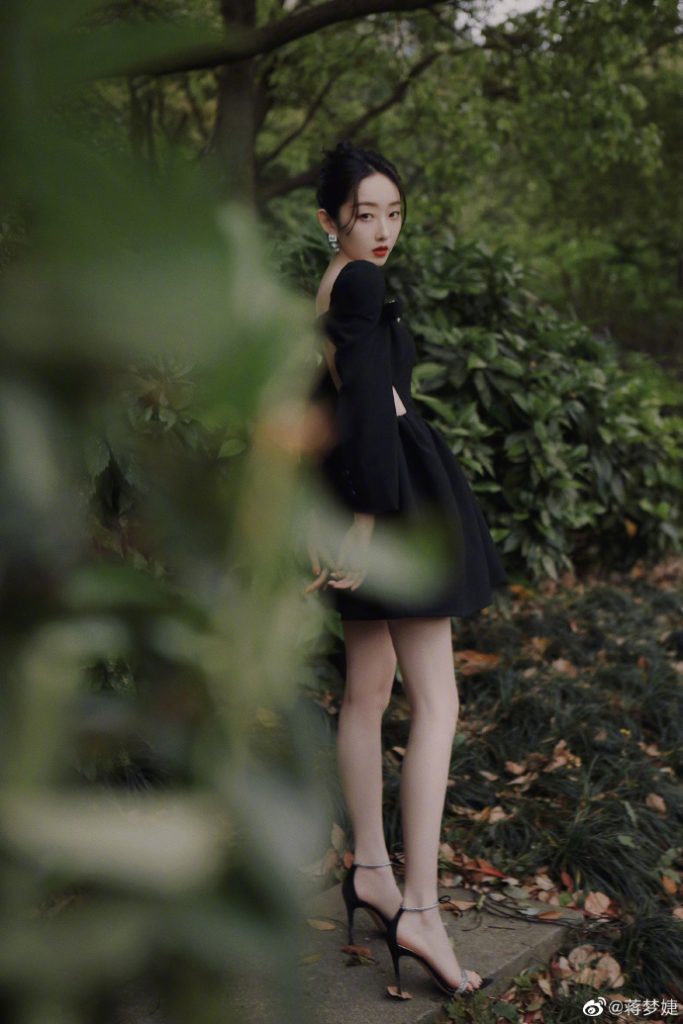 蒋梦婕穿黑色短裙秀锁骨 钻石配饰引人注目