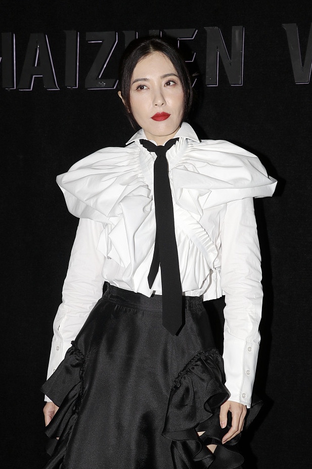 帅气姐姐！曾黎红唇配露背衬衫大胆美艳