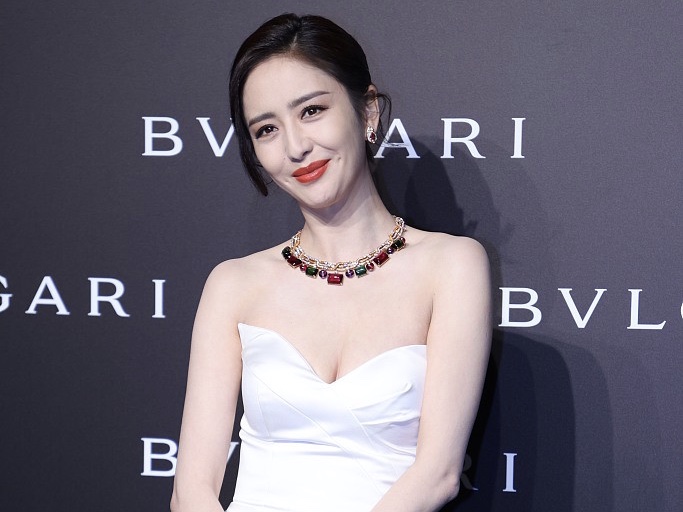 大美人！佟丽娅穿抹胸白裙尽显窈窕身段