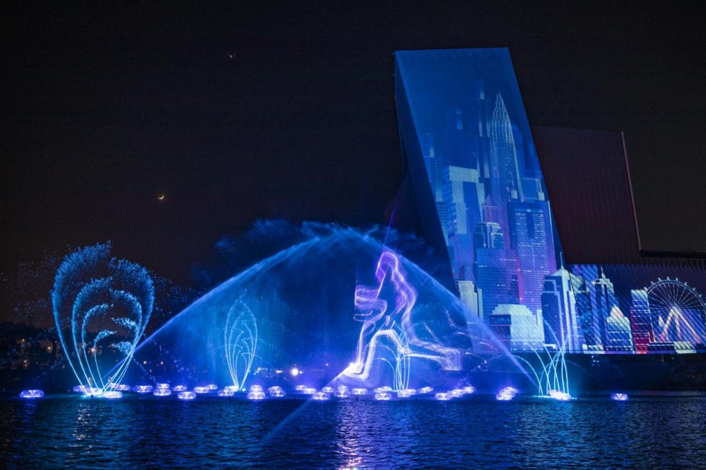 五一假期,随着欢乐港湾“湾区之光”摩天轮开启寻光之旅