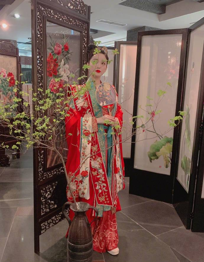 金莎穿国色鎏芳汉服走秀端庄大气似皇后