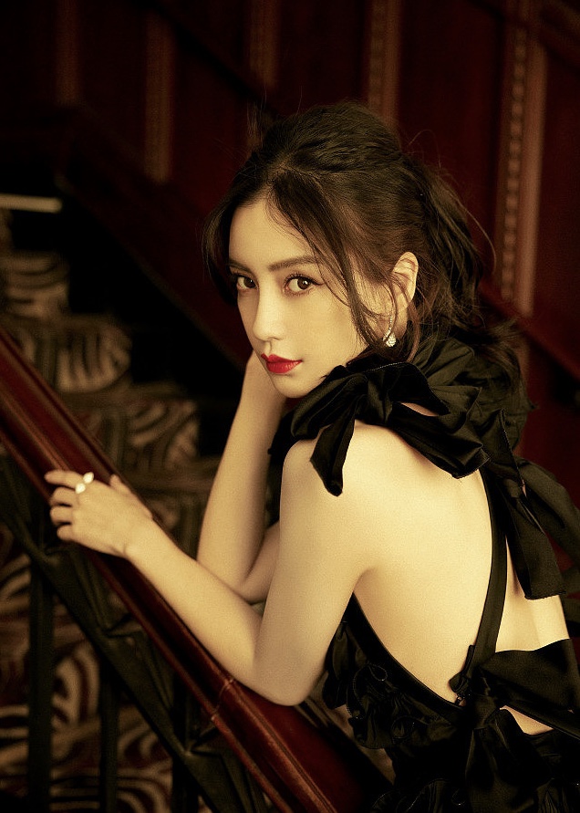 baby穿黑裙露美背复古妖娆 红唇吸睛