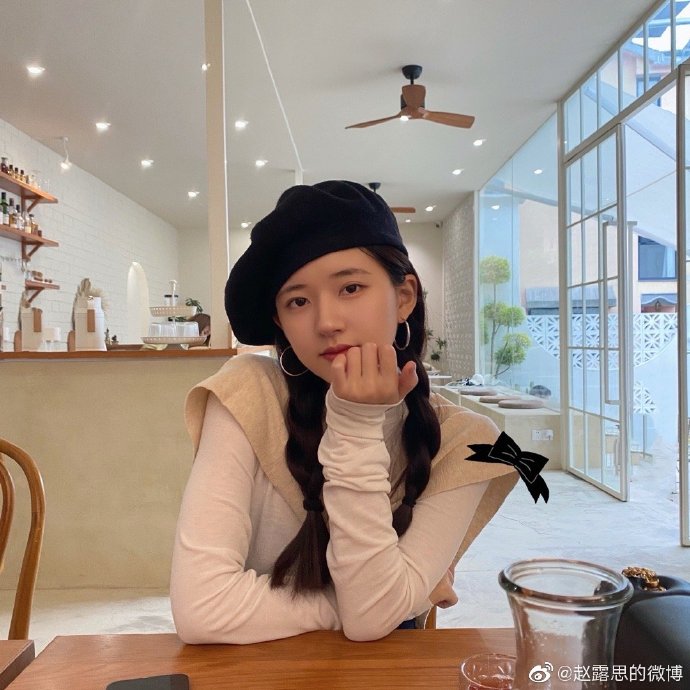 赵露思晒春日自拍 戴贝雷帽变身元气少女