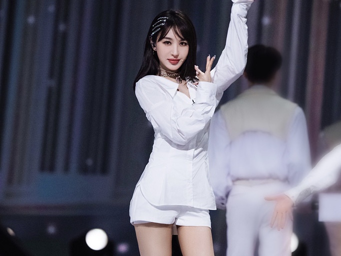 李菲儿《姐姐2》挑战空中瑜伽 穿白裙登台