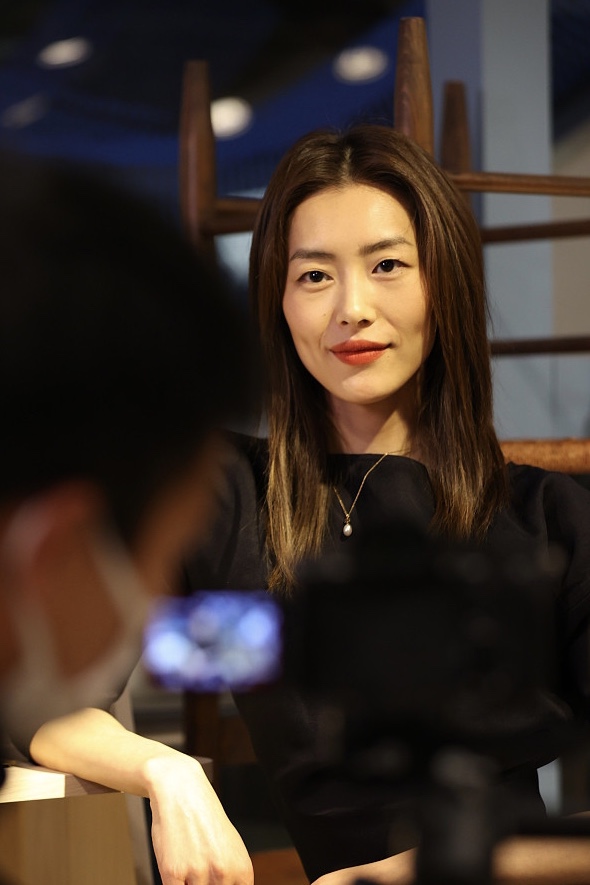刘雯穿简单黑衣秀身材 涂红唇笑容治愈