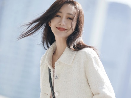 工作室晒王鸥美照 穿白衣笑容甜美