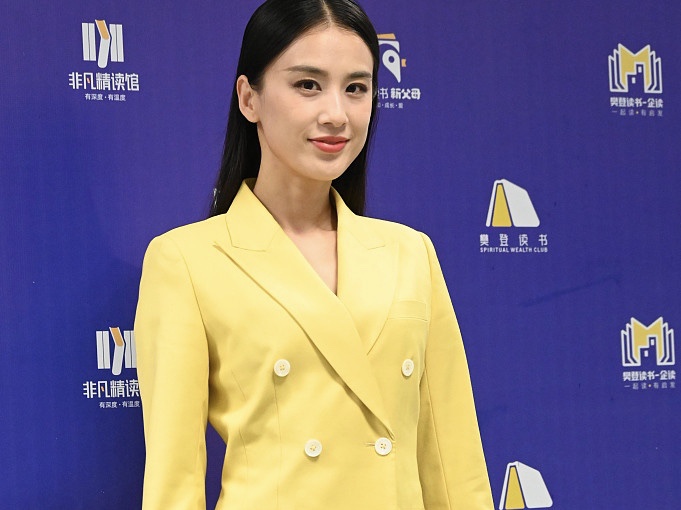 黄圣依长发披肩穿职业套装 利落干练
