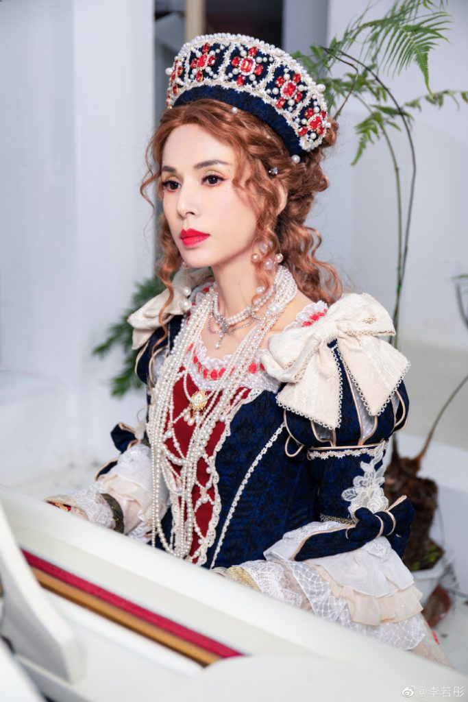 姑姑变了！李若彤穿洛丽塔裙子 简直认不出
