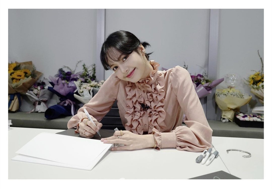 Lisa穿粉色衬衫变甜妹 举气球软萌可爱