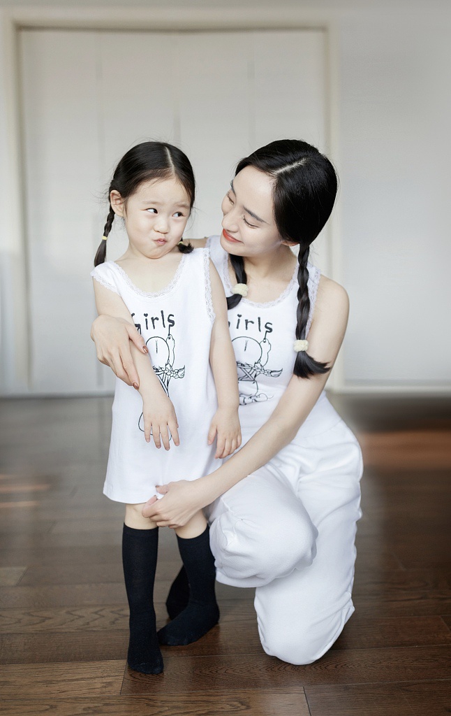 王智和女儿拍亲子装大片 梳马尾辫嘟嘴卖萌