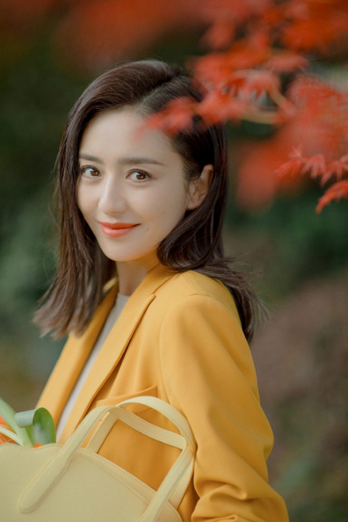 佟丽娅干练造型写真曝光 莞尔一笑明媚迷人