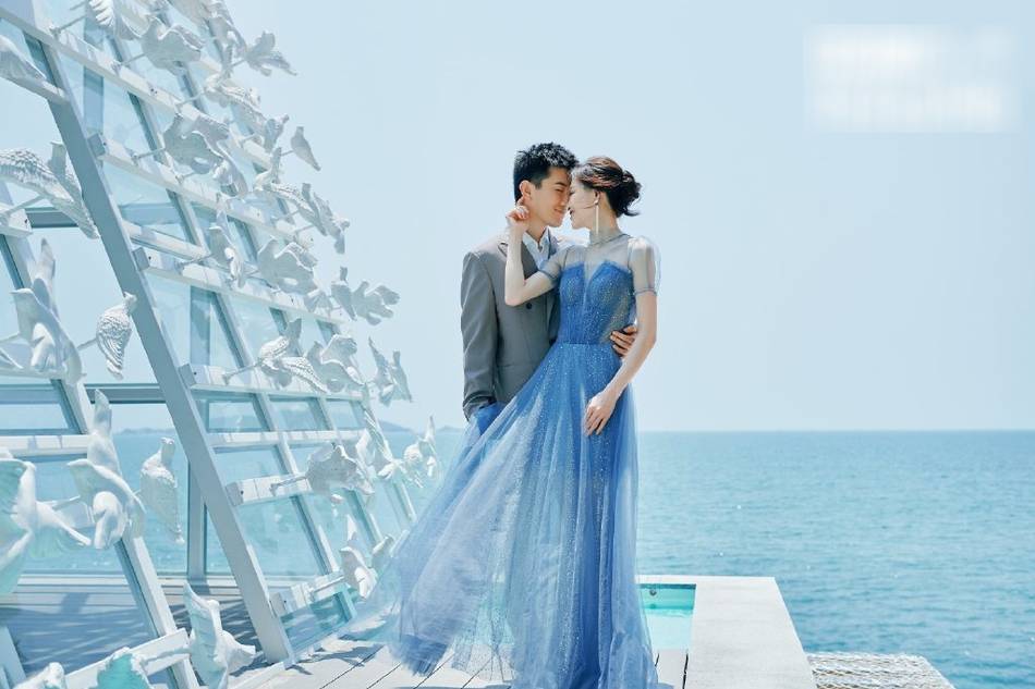 吴敏霞与老公海边拍婚纱大片 对视满满爱意