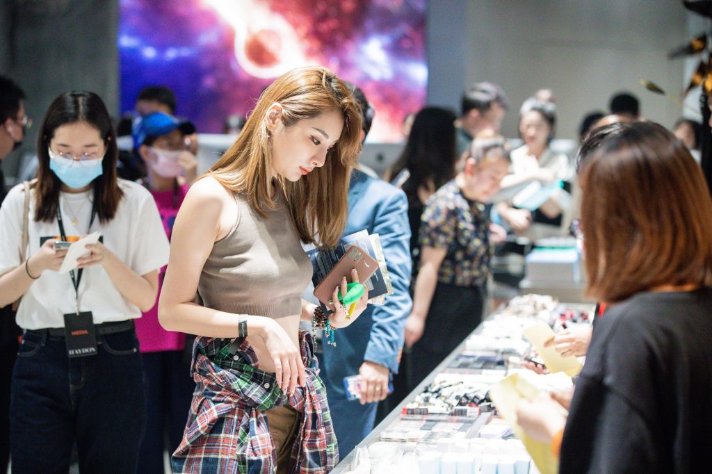全球高端美妆零售品牌HAYDON黑洞拓店狂奔,携手深圳文和友推出联合概念店