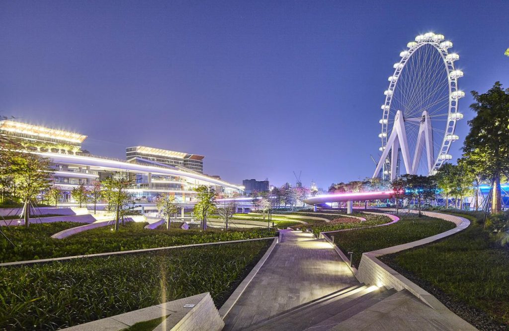 五一假期,随着欢乐港湾“湾区之光”摩天轮开启寻光之旅