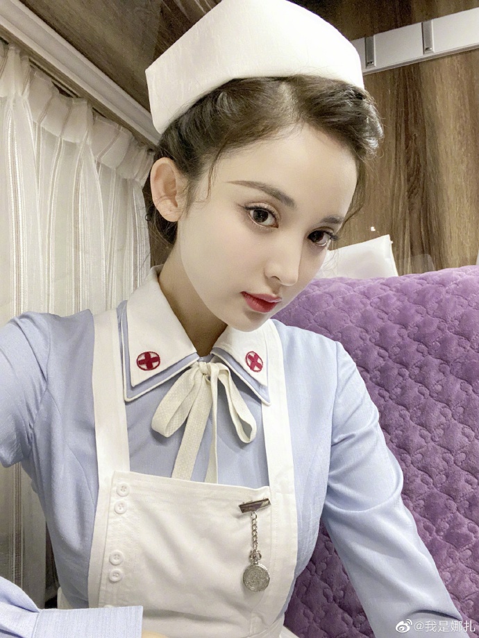 古力娜扎晒剧照 护士装扮显温柔气质