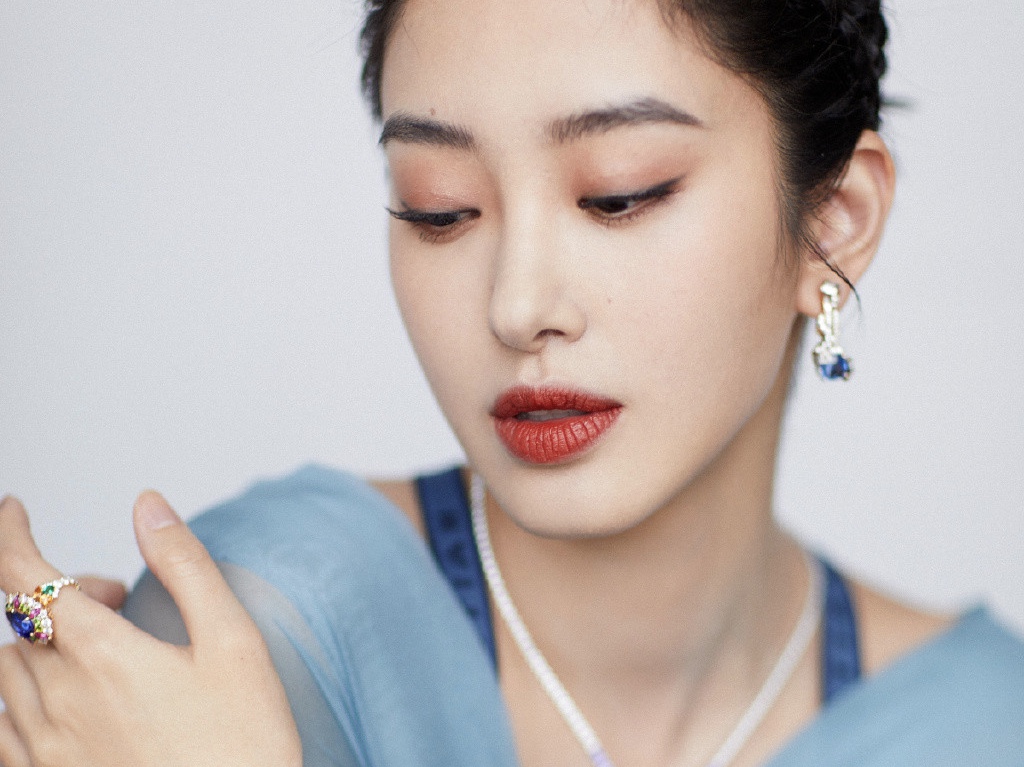 杨采钰穿透视纱裙性感妩媚 双腿又细又长