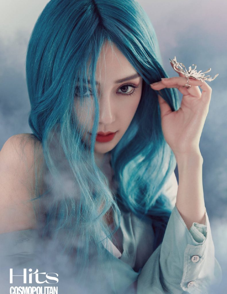 Angelababy化身蓝发人鱼姬对镜放电造型绝美