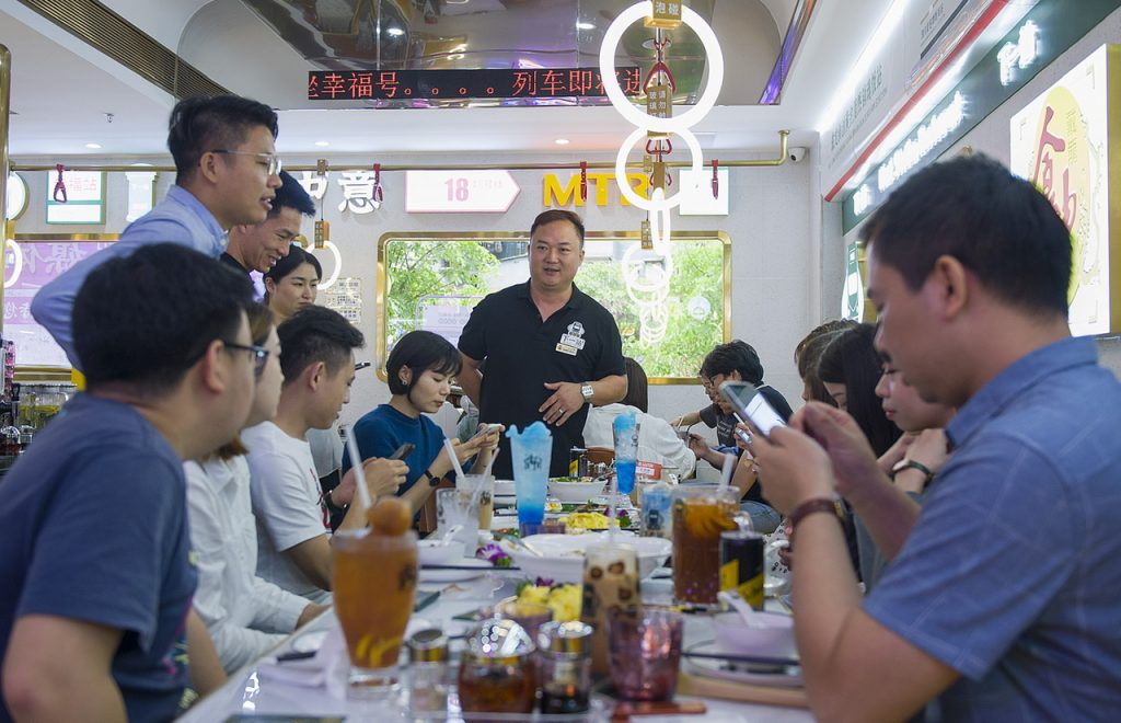 《食神》原型戴龙在深圳首创品牌 “下一站·幸福”茶餐厅罗湖田贝开业