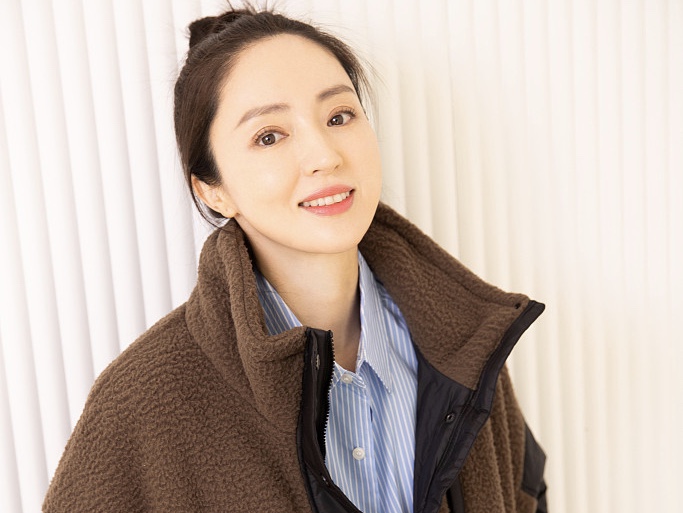 董璇叠穿混搭彰显时尚功力 笑容明媚从容