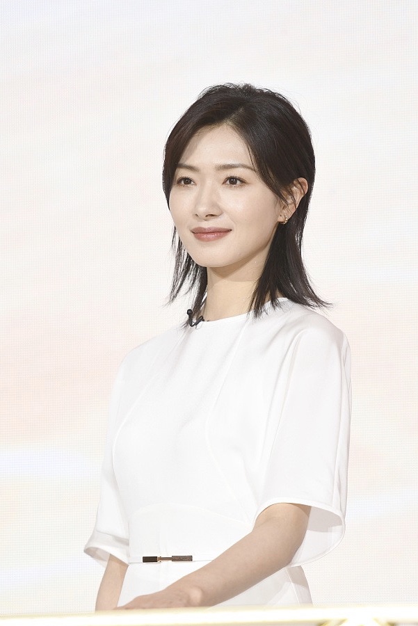 万茜穿白裙气质优雅 笑容满面女神范十足