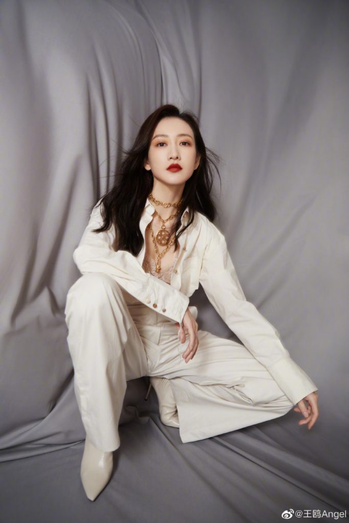 御姐来了！王鸥穿白色套装配红唇 精致美艳