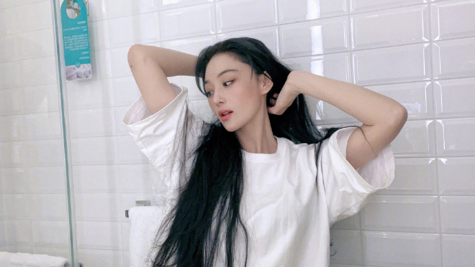清纯动人！张馨予晒美照 简单搭配宛如少女