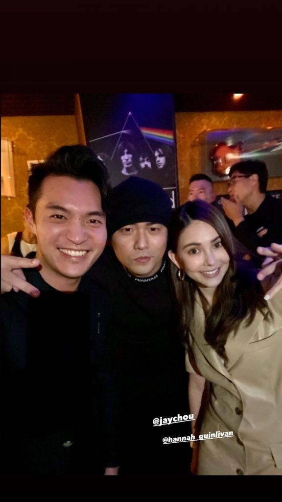昆凌周杰伦晒与好友合照 揽肩比耶笑容灿烂