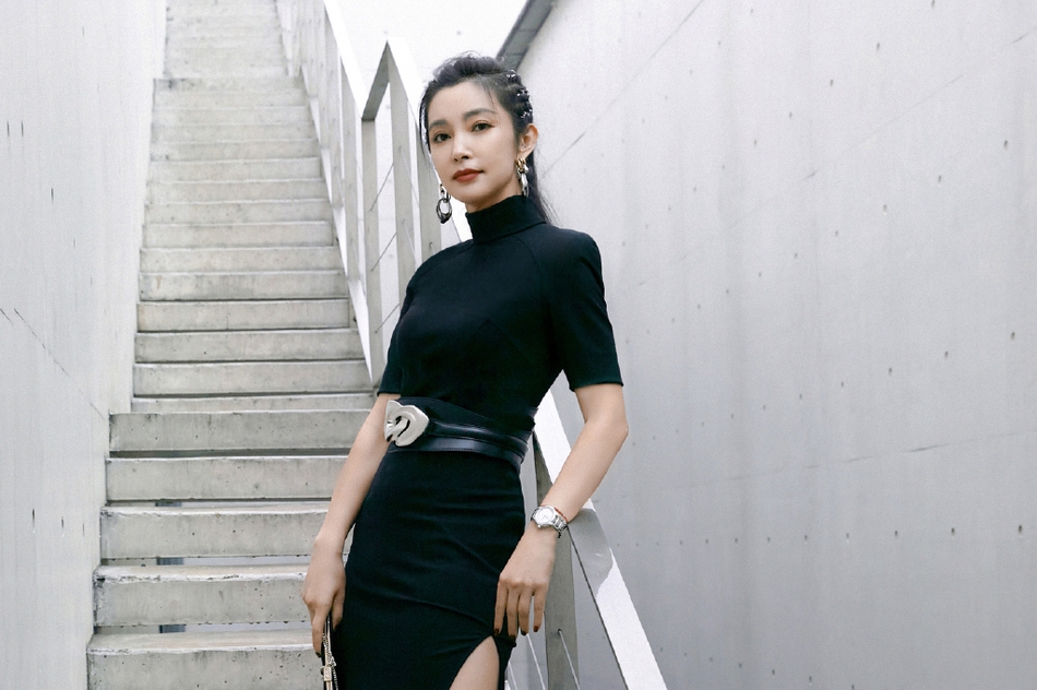 李冰冰梳高马尾玩个性编发 穿黑裙又美又飒