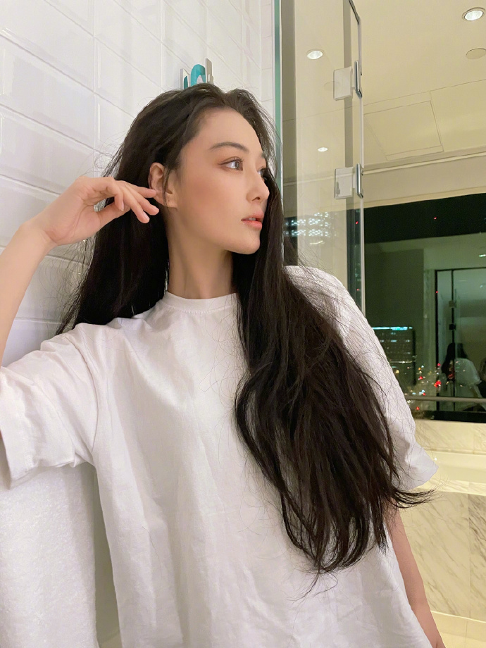 清纯动人！张馨予晒美照 简单搭配宛如少女