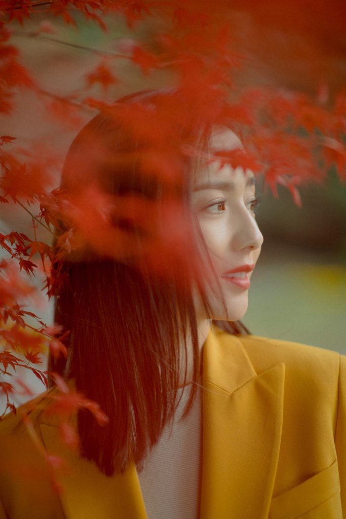 佟丽娅干练造型写真曝光 莞尔一笑明媚迷人