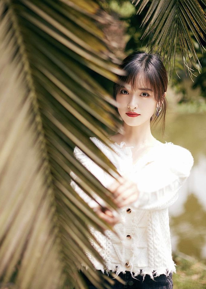 沈月化身春日娇俏少女 穿短裙长靴清新甜美